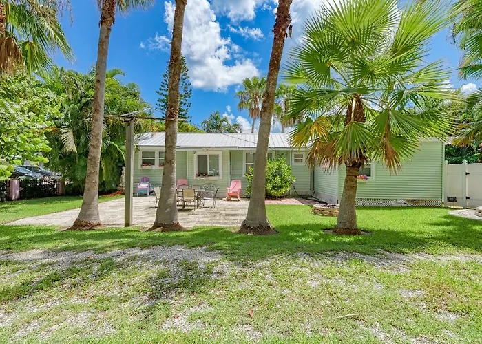 Cottage Haven-One Minute Walk To The Beach-Private Yards-Keyless Locks