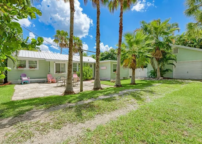 Cottage Haven-One Minute Walk To The Beach-Private Yards-Keyless Locks