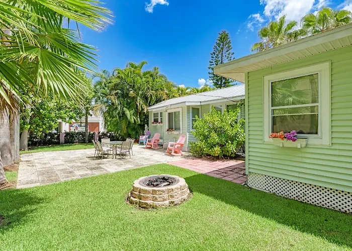 Cottage Haven-One Minute Walk To The Beach-Private Yards-Keyless Locks