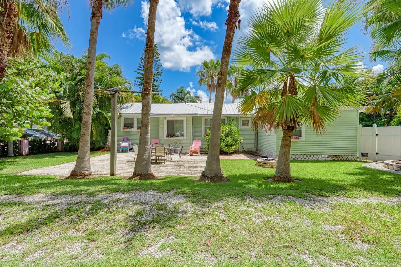 Holiday home Haven-one Minute Walk To The Beach-private Yards-keyless Locks Bradenton Beach