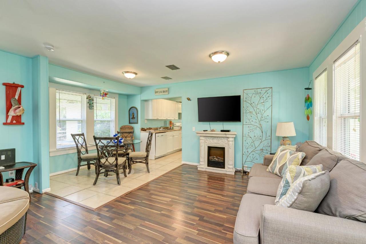 Holiday home Haven-one Minute Walk To The Beach-private Yards-keyless Locks Bradenton Beach