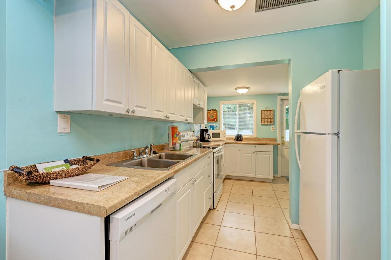 Holiday home Haven-one Minute Walk To The Beach-private Yards-keyless Locks Bradenton Beach