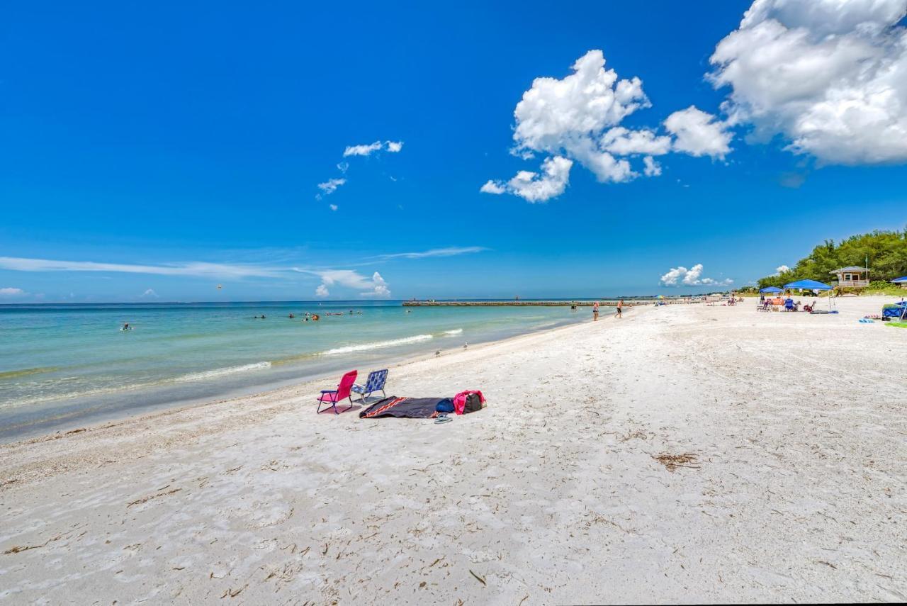 Holiday home Haven-one Minute Walk To The Beach-private Yards-keyless Locks Bradenton Beach