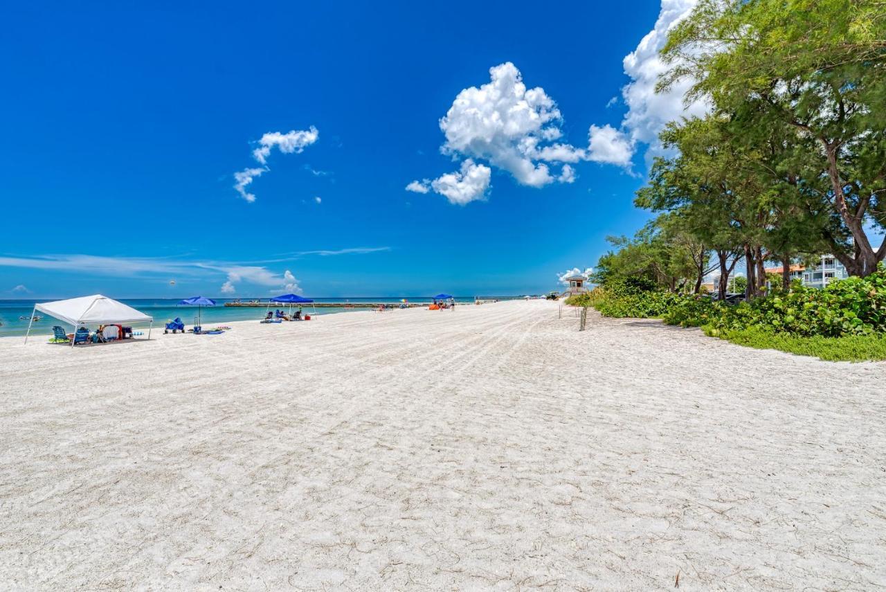 Holiday home Haven-one Minute Walk To The Beach-private Yards-keyless Locks Bradenton Beach